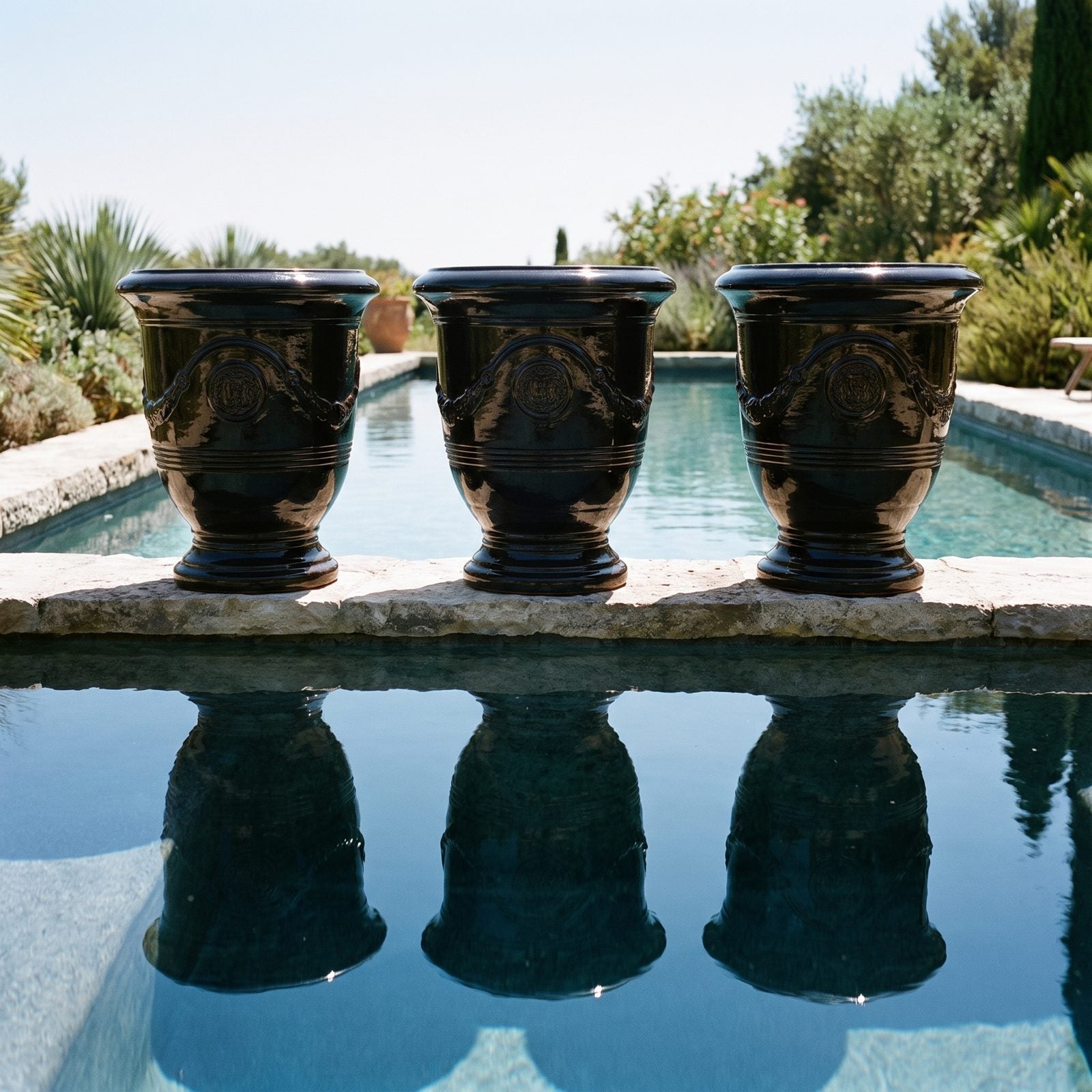 Reihe von RICHELIEU Schwarz entlang des Pools einer mediterranen Villa