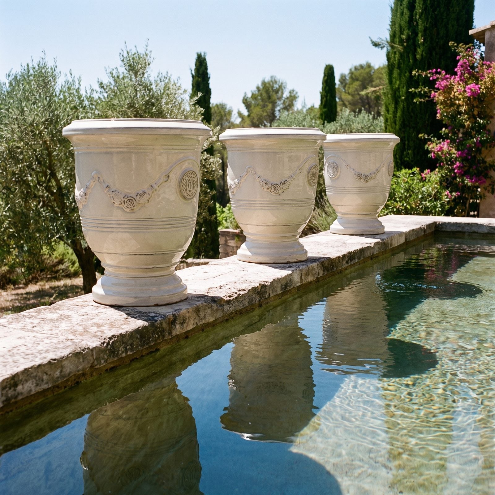 Reihe von RICHELIEU Creme entlang des Pools einer mediterranen Villa