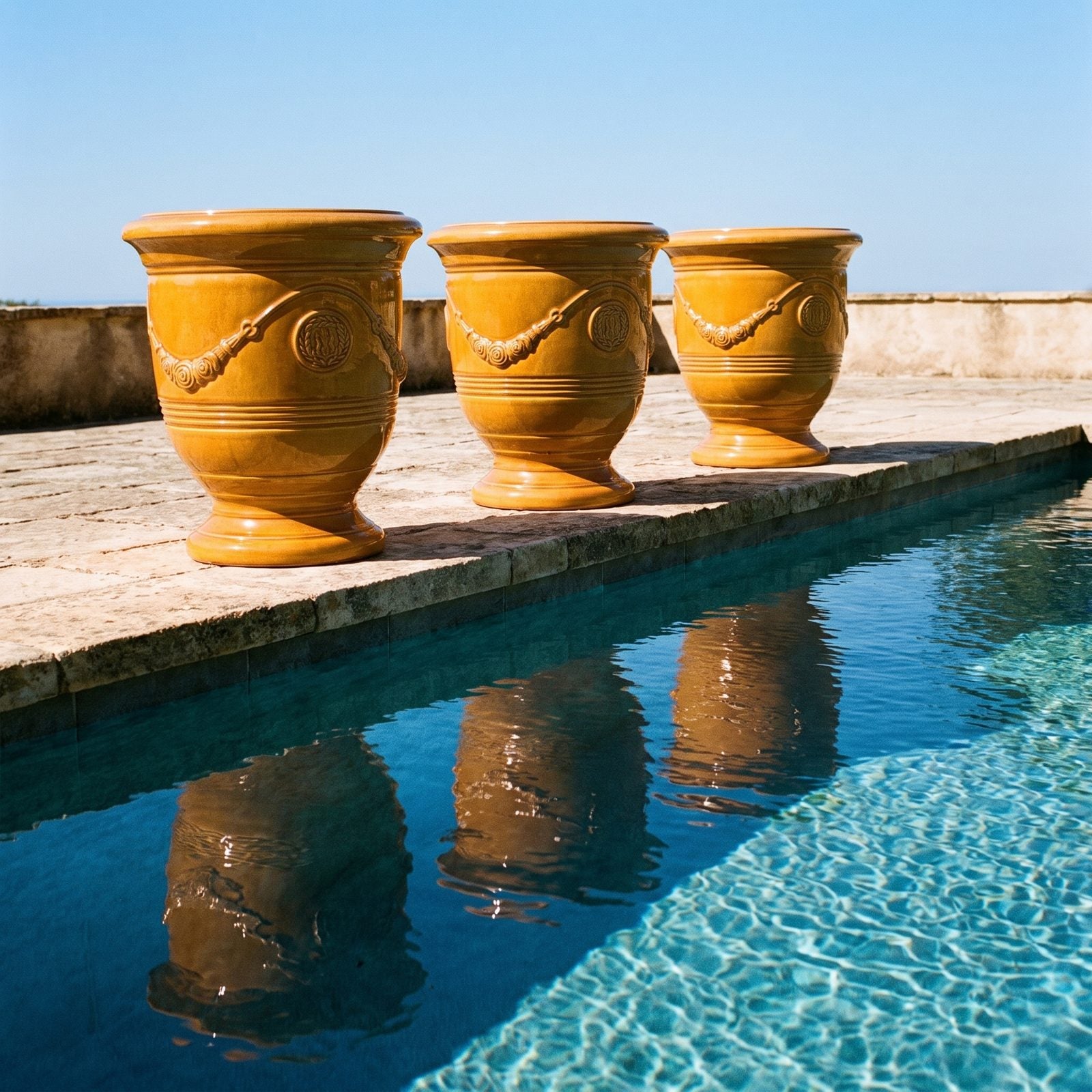 Reihe von RICHELIEU Honig entlang des Pools einer mediterranen Villa