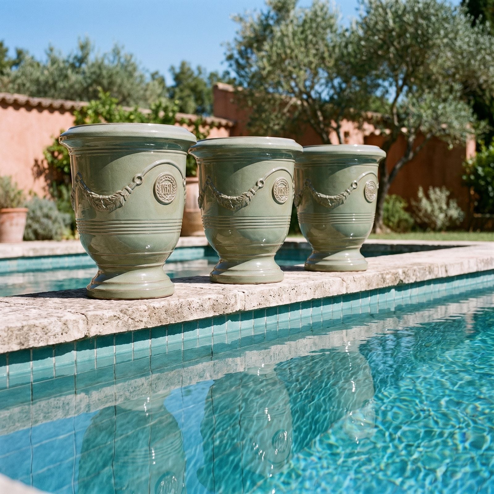 Reihe von RICHELIEU Jade-Perle entlang des Pools einer mediterranen Villa