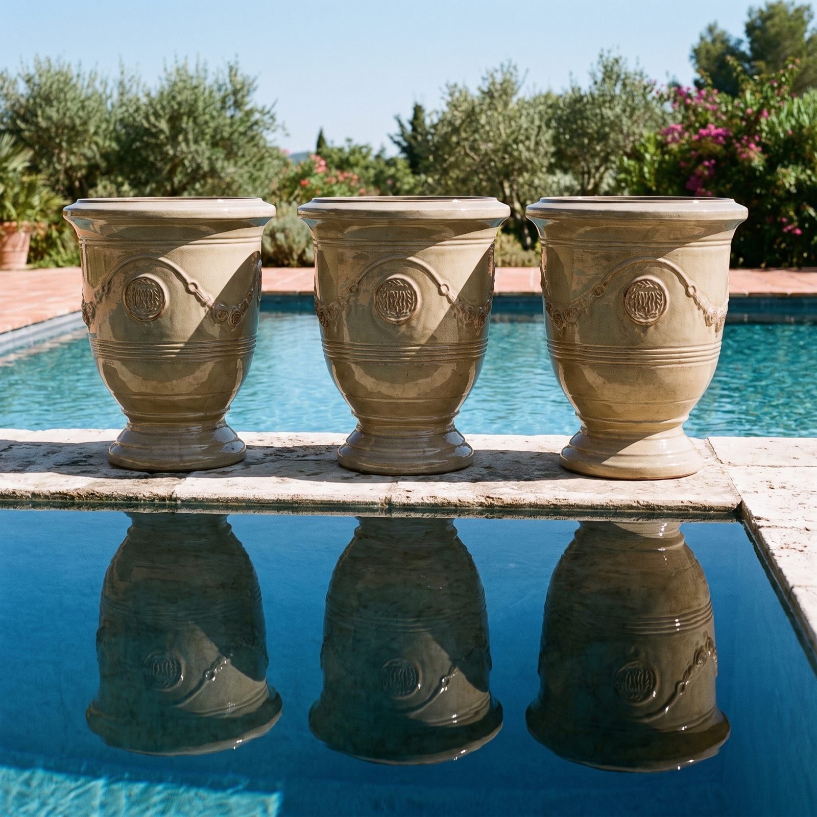 Reihe von RICHELIEU Sandbronze entlang des Pools einer mediterranen Villa