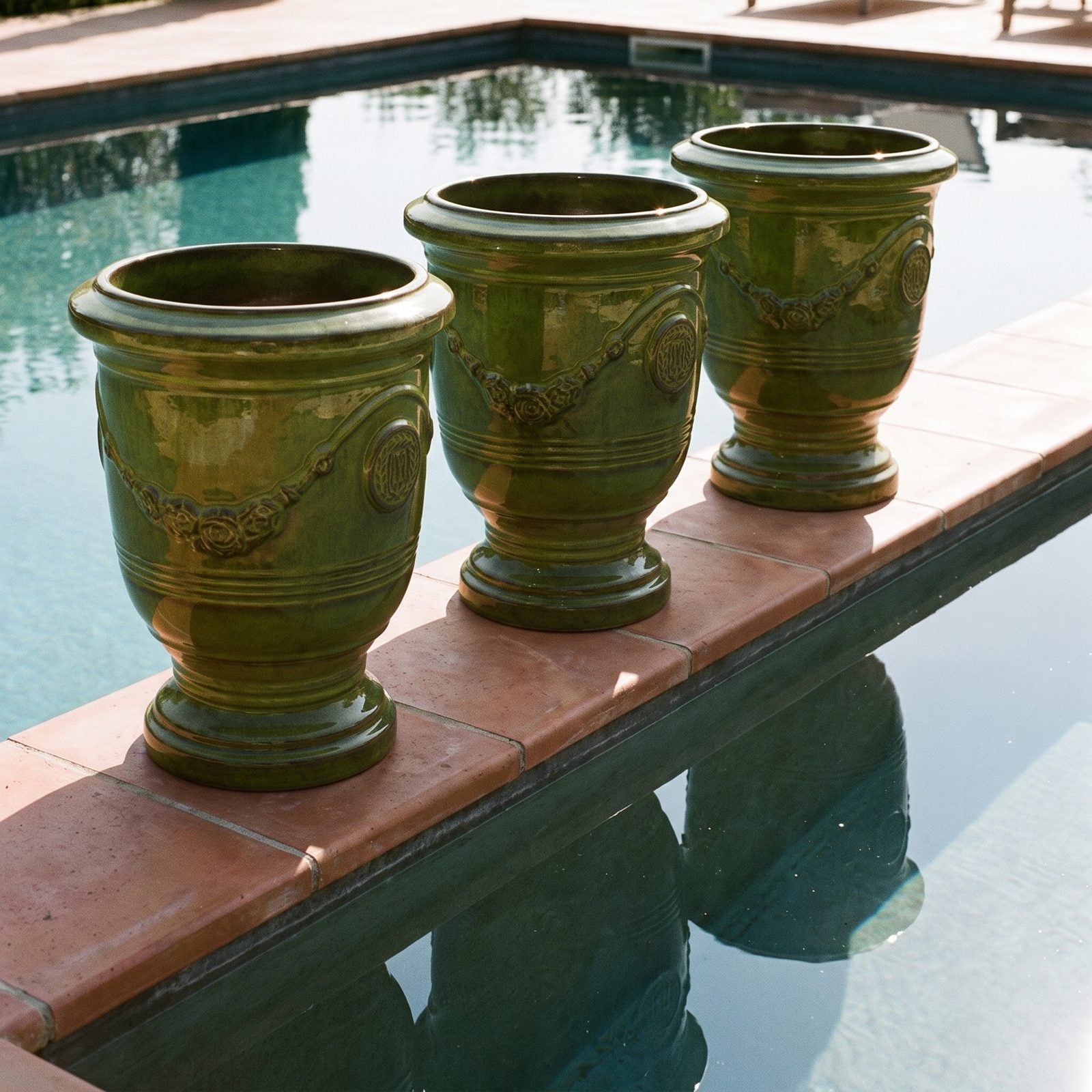 Reihe von RICHELIEU Tropengrün entlang des Pools einer mediterranen Villa