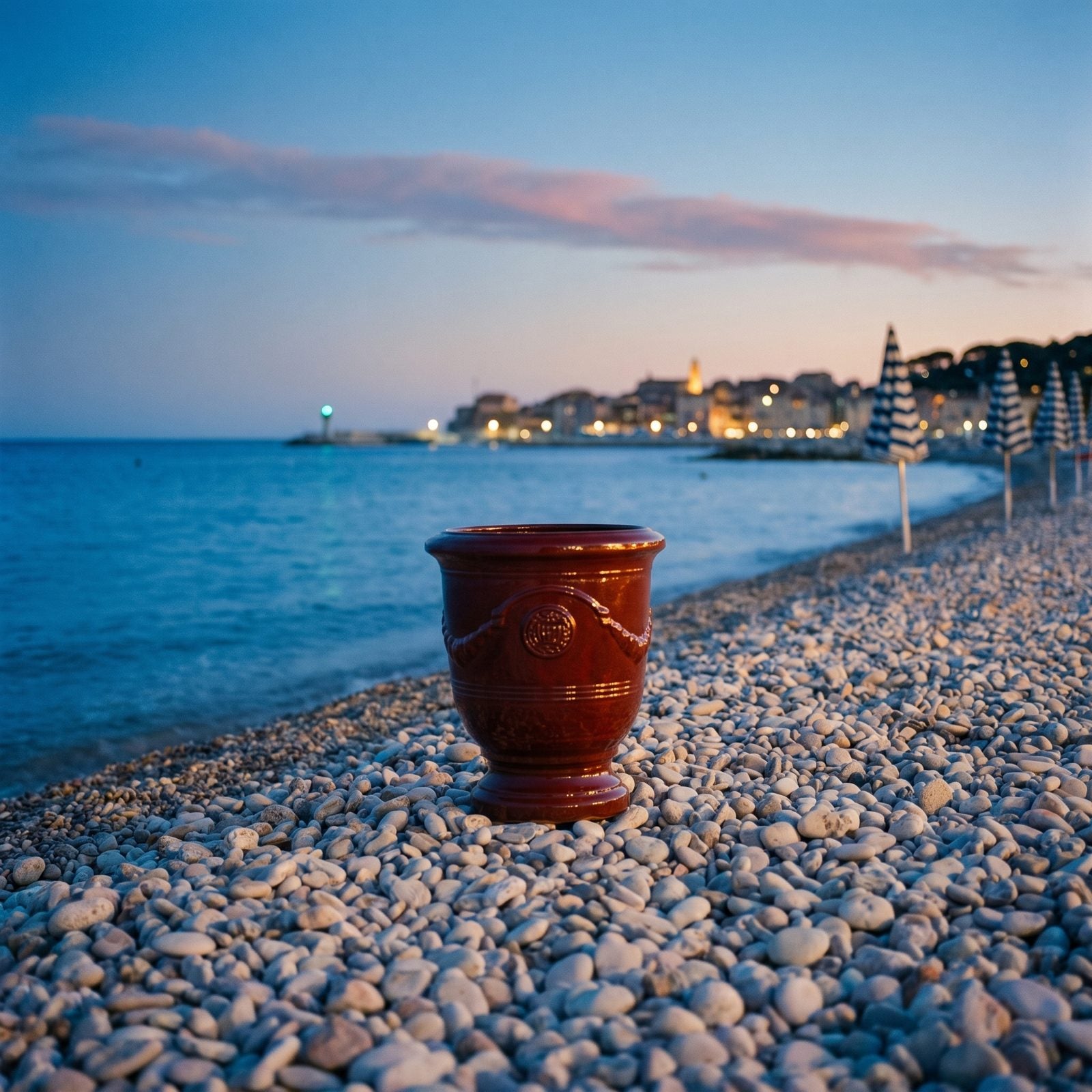 RICHELIEU Ziegelrot am Kieselstrand zur blauen Stunde