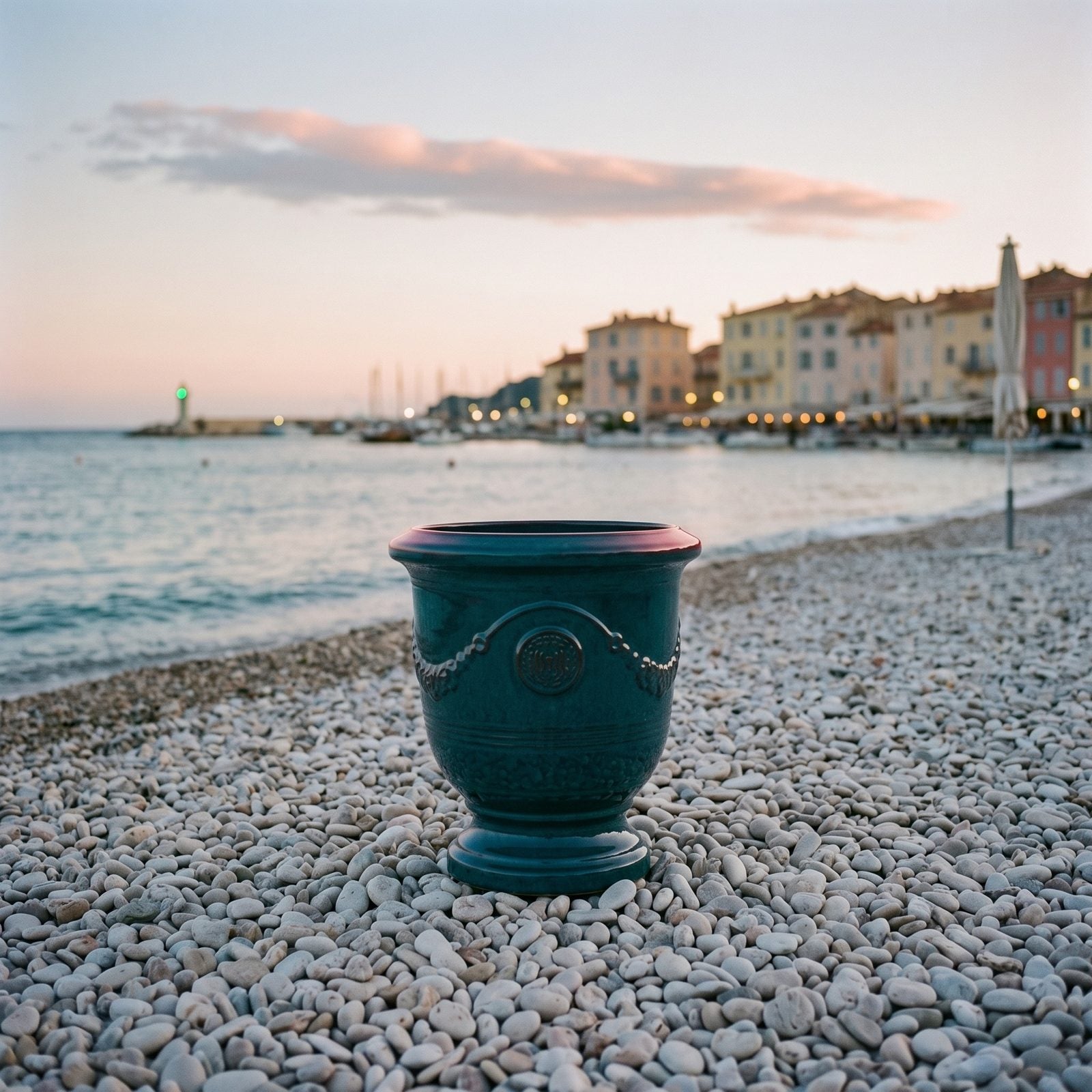 RICHELIEU Tropische Lagune am Kieselstrand zur blauen Stunde