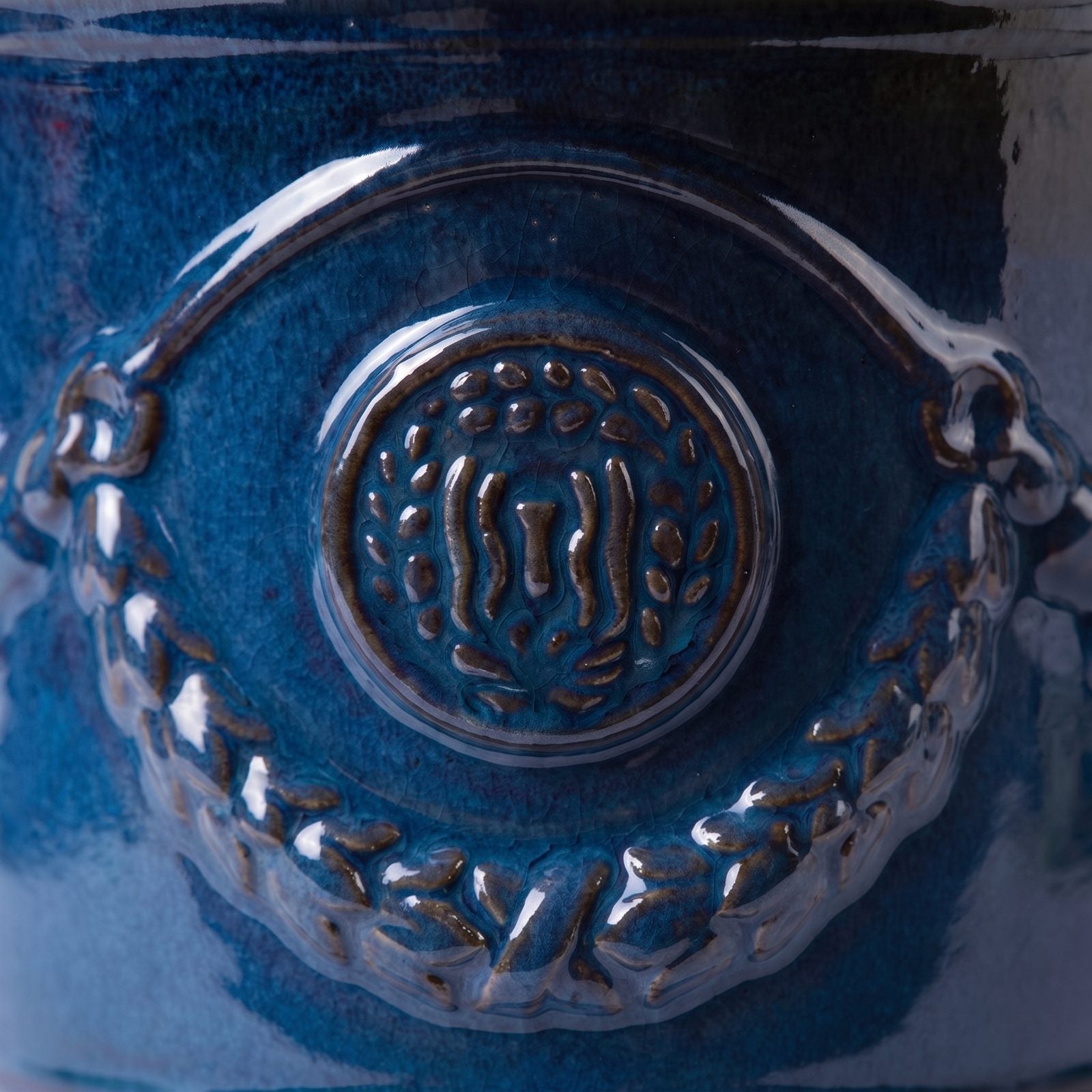 Detail der Glasur Azurblau auf Girlande und Siegel des Pflanzkübels RICHELIEU