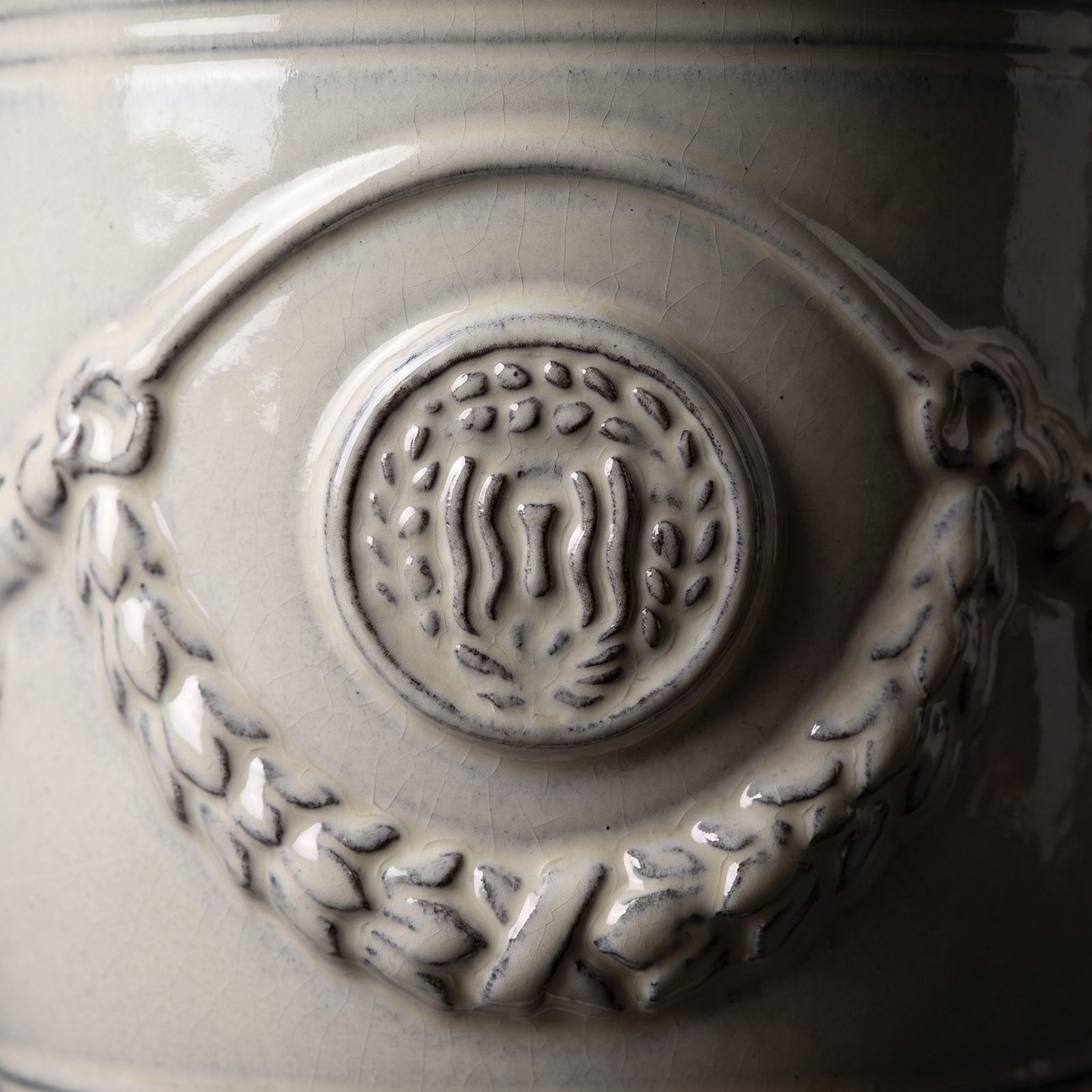 Detail der Glasur Creme auf Girlande und Siegel des Pflanzkübels RICHELIEU