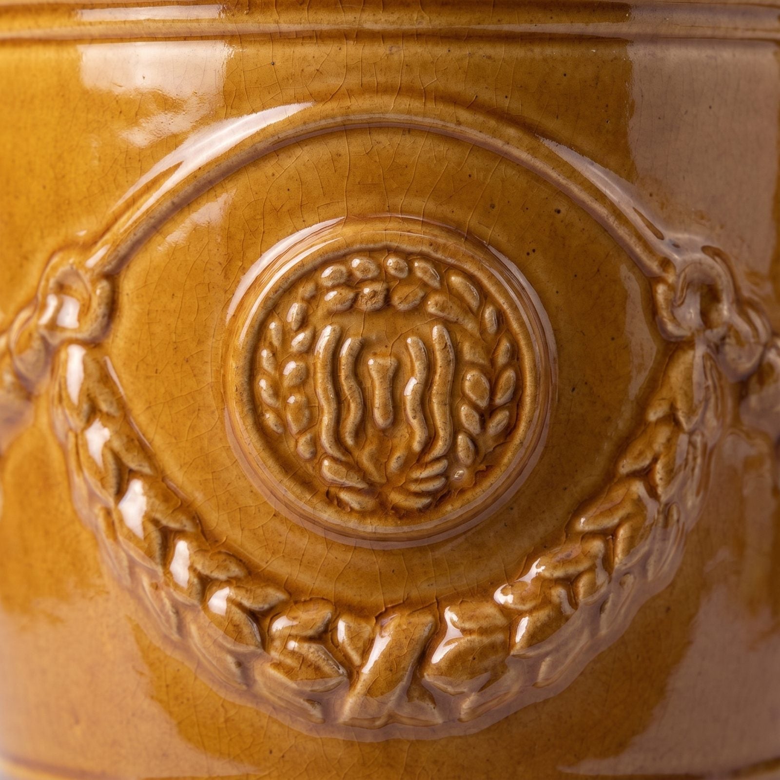 Detail der Glasur Honig auf Girlande und Siegel des Pflanzkübels RICHELIEU