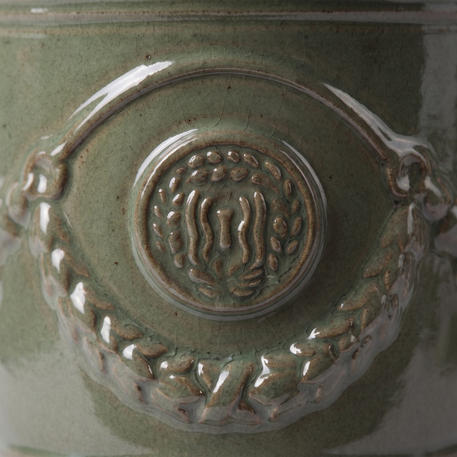 Detail der Glasur Jade-Perle auf Girlande und Siegel des Pflanzkübels RICHELIEU