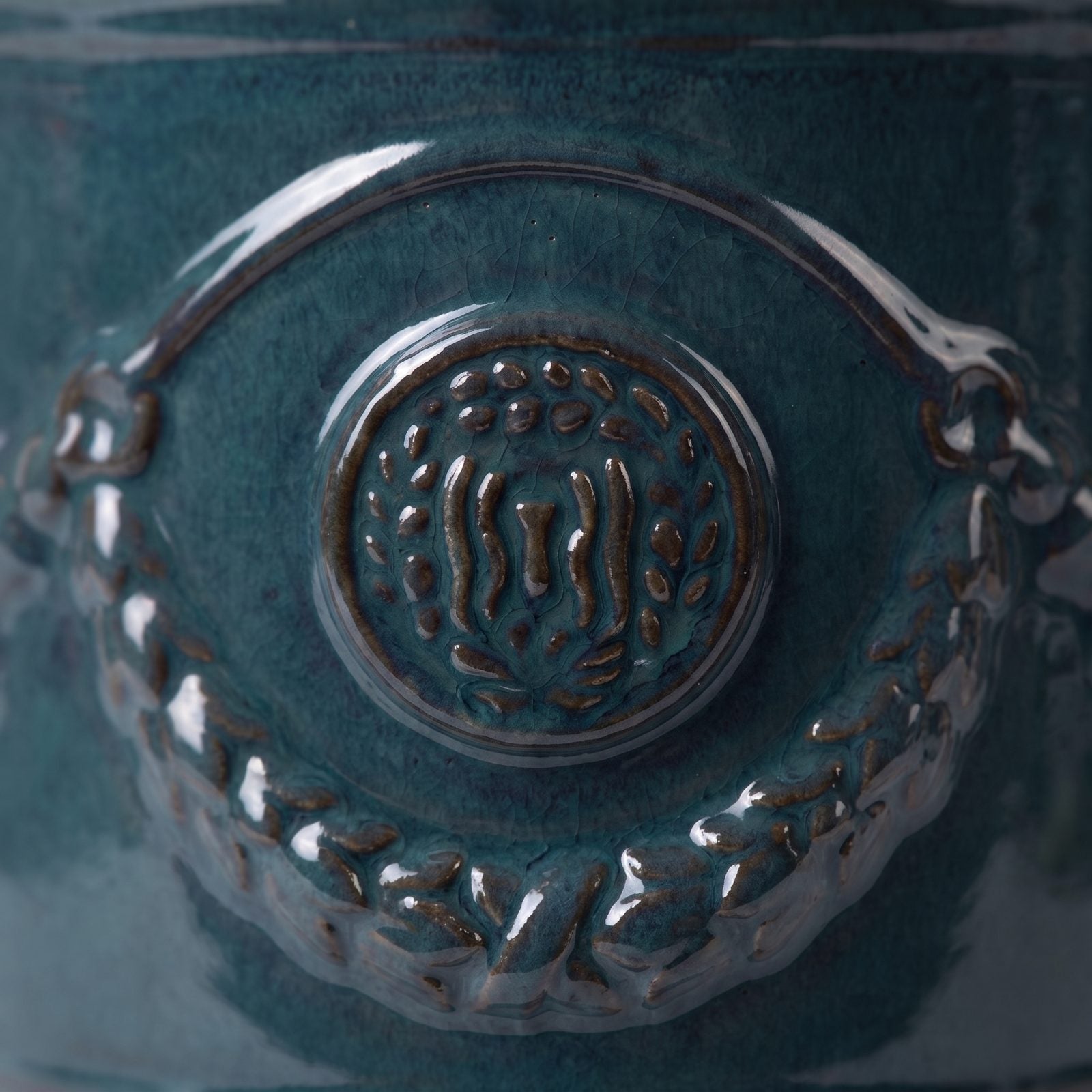 Detail der Glasur Tropische Lagune auf Girlande und Siegel des Pflanzkübels RICHELIEU