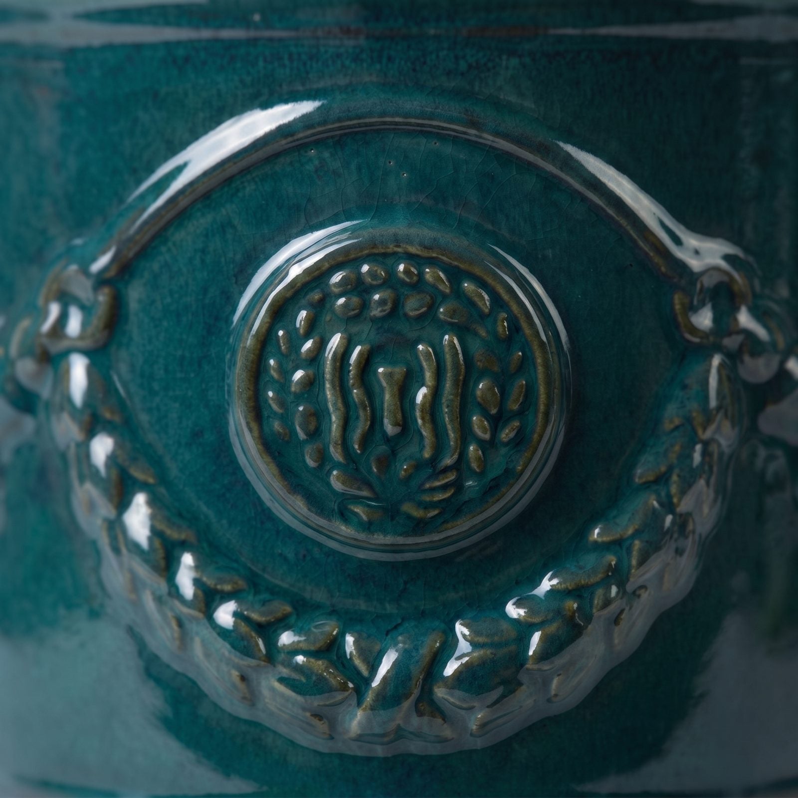 Detail der Glasur Tropengrün auf Girlande und Siegel des Pflanzkübels RICHELIEU