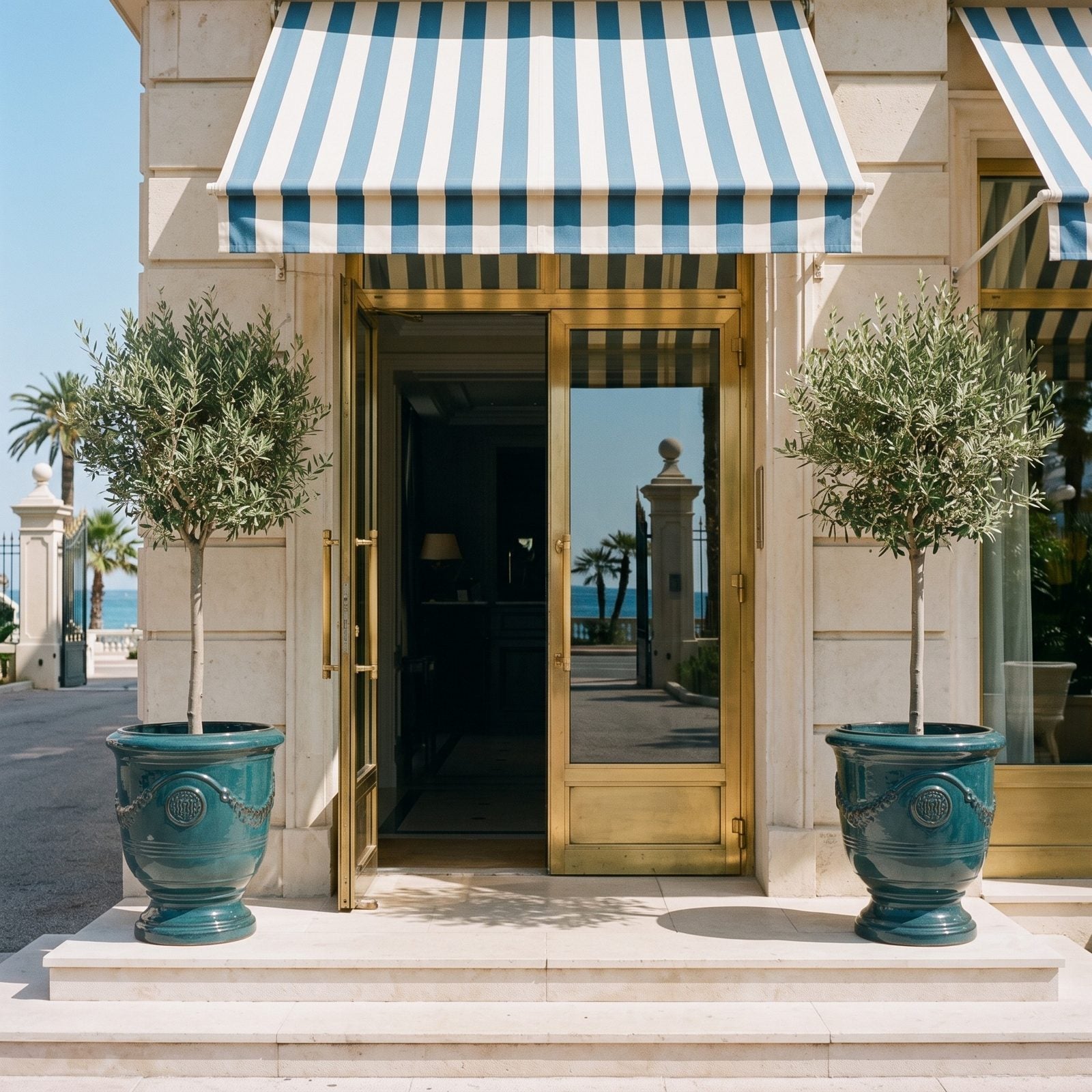Zwei Pflanzkübel RICHELIEU Tropische Lagune mit Olivenbäumen beidseits einer Hoteltür an der Riviera