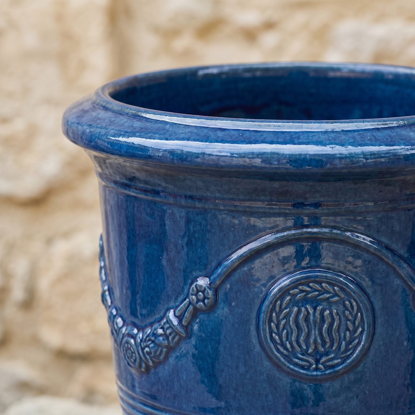 Detail von Rand und Kanneluren des Pflanzkübels RICHELIEU Azurblau