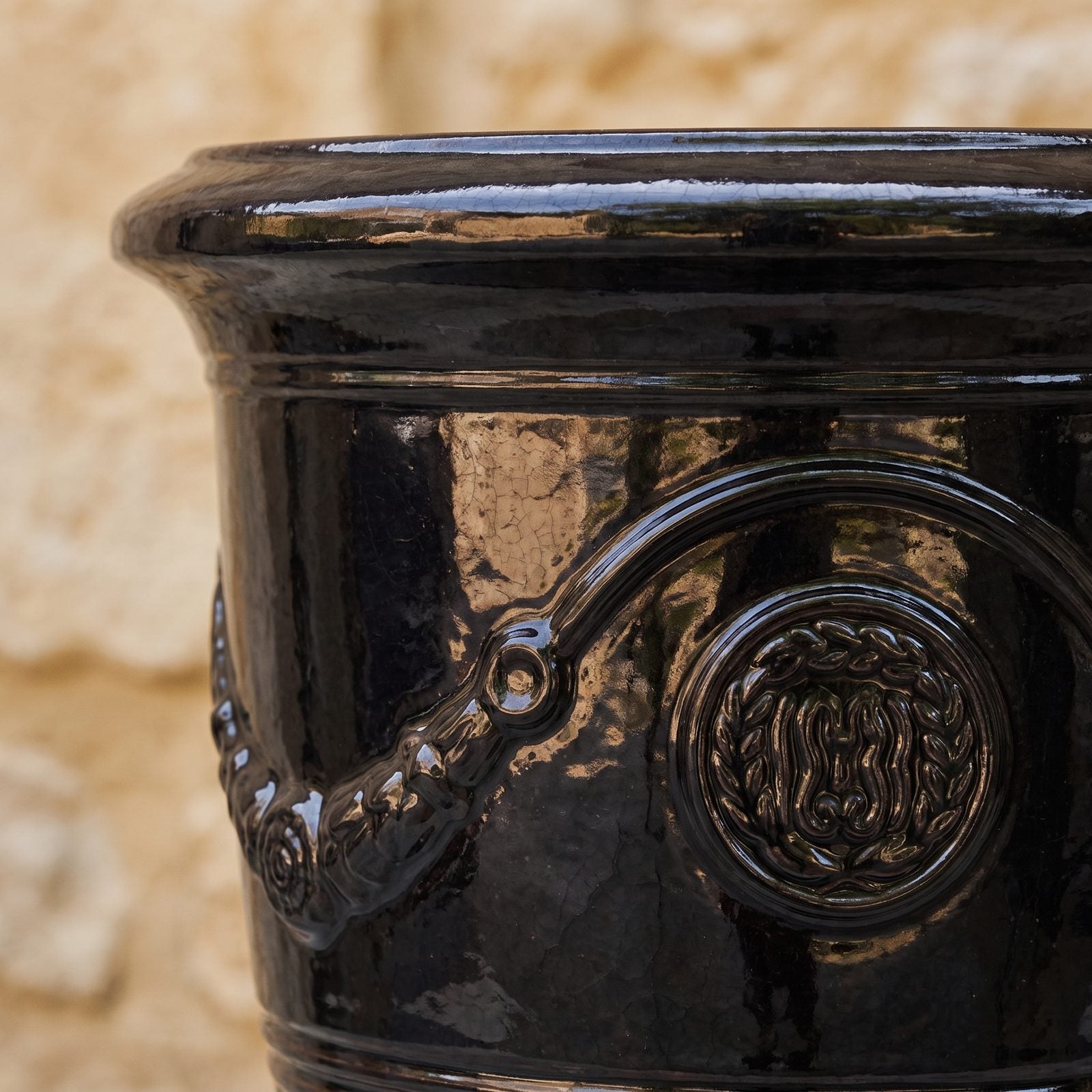 Detail von Rand und Kanneluren des Pflanzkübels RICHELIEU Schwarz