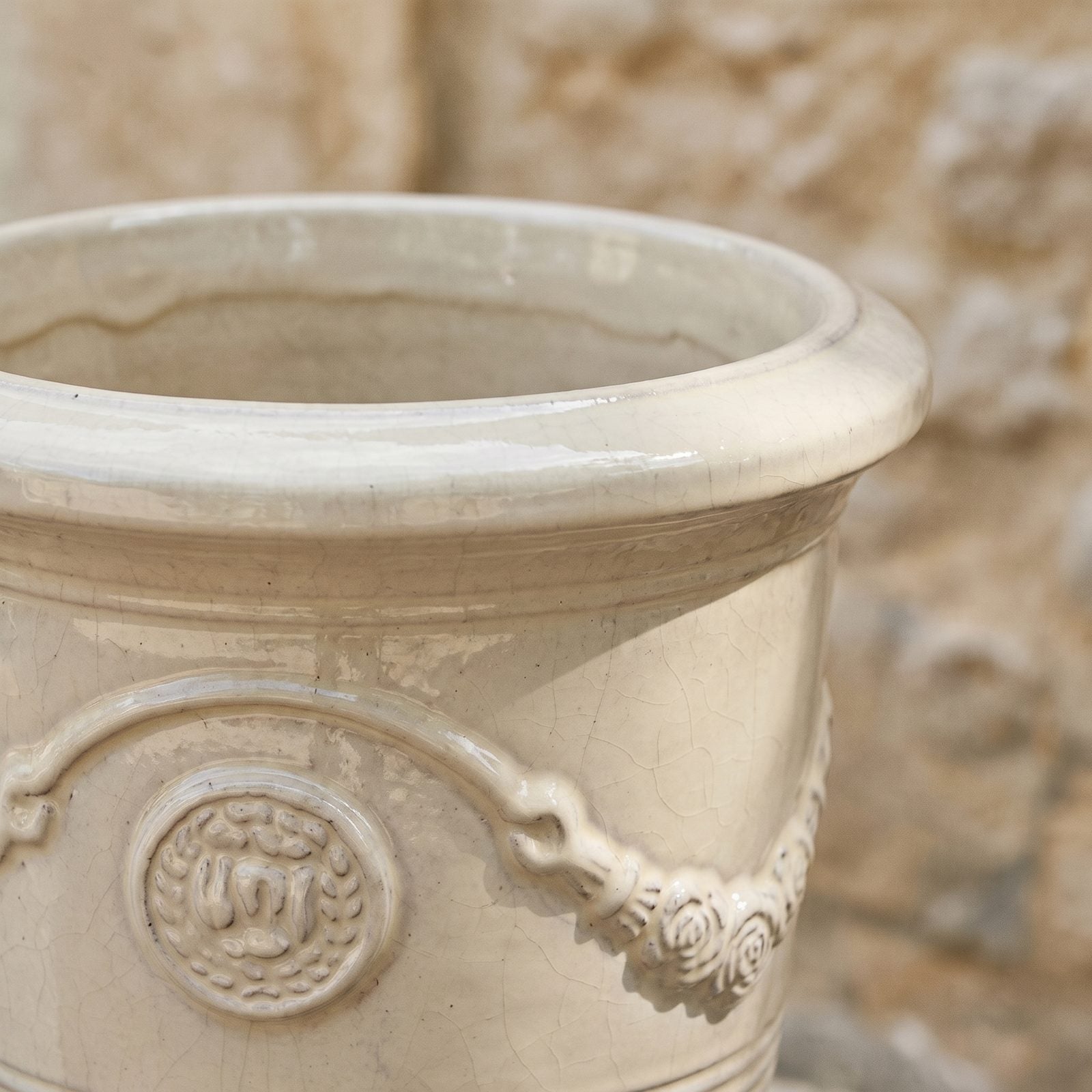 Detail von Rand und Kanneluren des Pflanzkübels RICHELIEU Creme