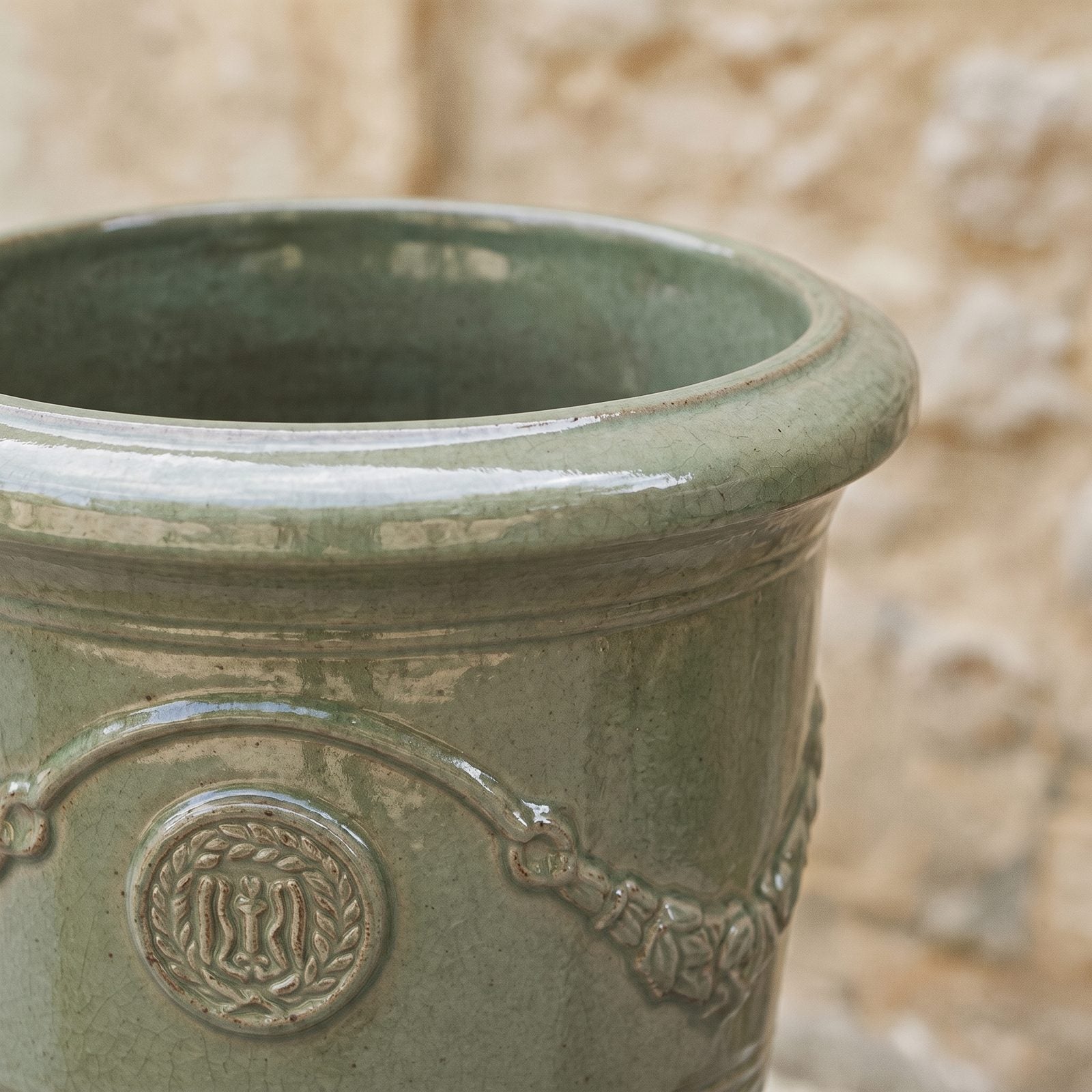 Detail von Rand und Kanneluren des Pflanzkübels RICHELIEU Jade-Perle
